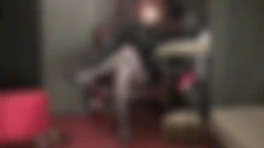 A mistress deixa você no limite com sua provocação sensual com meias-calças e luvas de couro no seu ponto mais sensível...