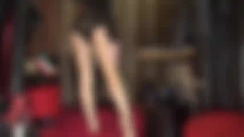 Uso camadas de meia-calça dourada super brilhantes, adoro pés, sandália preta gigante e sandálias brancas de tiras.