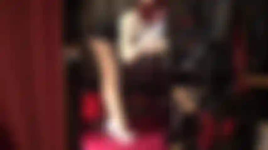 Exame de próstata com luvas de látex - a amante vivian é uma enfermeira sexy de látex que quer enfiar seus dedos enluvados de borracha direto na sua bunda.