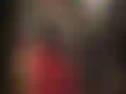 Usando pegging bbc em couro e leggings vermelhas justas.