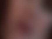 Provocação hipnótica sensual - adoração do rosto da amante, lábios de batom brilhante, língua, olhos e dedos de meia-calça. Simplesmente irresistível...