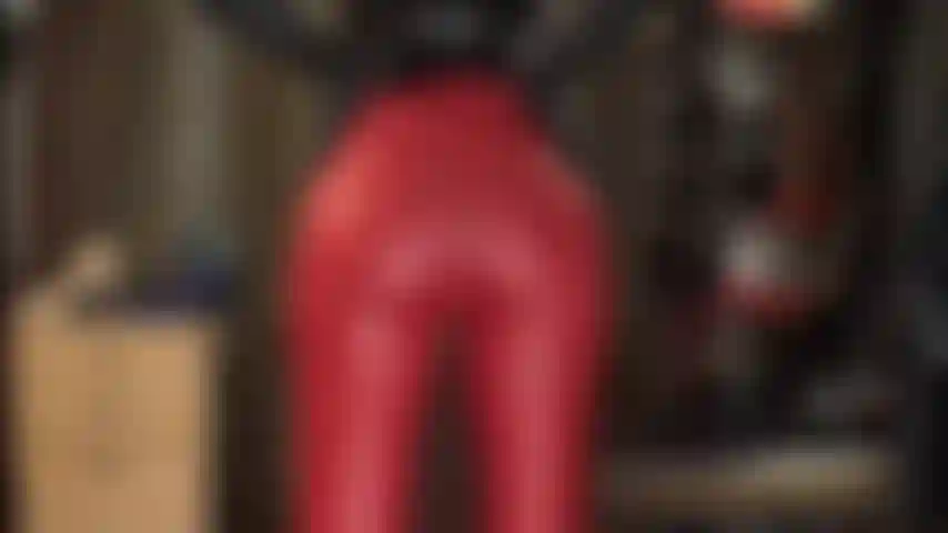 Incentivo à masturbação com leggings vermelhas justas e luvas de couro. Adoro minha bunda e me masturbo com força.