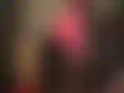 A mistress exibe suas curvas incríveis e seu corpo em forma com blusa e calças de cetim sedoso, além de jeans de couro.