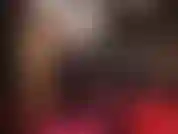 Meias brancas brilhantes sobrepostas a uma meia-calça marrom brilhante e combinadas com botas altas e brilhantes. Adoro a perfeição enquanto puxo essas meias rendadas sensuais até abaixo das minhas nádegas.