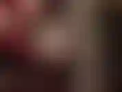 A senhora concede uma visão tentadora entre suas coxas vestida com meia-calça e camadas de meias, cruzando e descruzando as pernas...