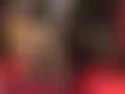 Com camadas de meia-calça dourada extremamente brilhantes e minissaia de látex - nunca é demais! A senhora está se divertindo, provocando com pernas longas de náilon e fotos de cima da saia.