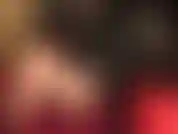 A mistress agacha-se em shorts e scarpins de cetim vermelho, e em um body fio dental com meia-calça brilhante, provocando você com curvas maravilhosas de náilon, coxas sensuais e pernas longas, e com sua bunda redonda incrível.