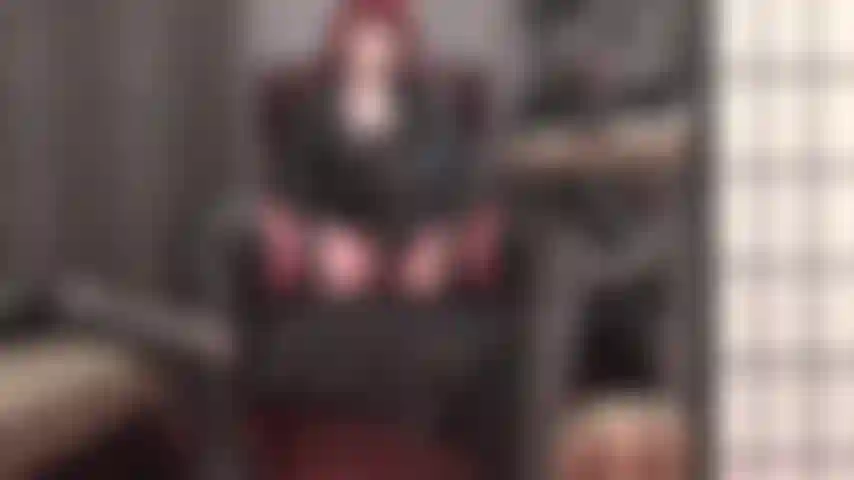 Amante de couro, com 20 cm de pau grande, botas altas e meias com cinta-liga de 30 cm.