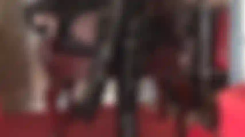 Você poderá se ajoelhar nas botas da patroa enquanto dá prazer a esse pau.