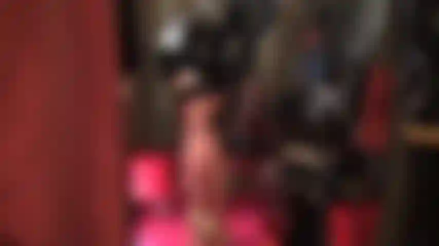 Sua deusa de látex está vestida com uma roupa de borracha preta brilhante, saia, blusa, luvas, calcinha e meias. Primeiro uma minissaia sexy, depois uma saia lápis na altura do joelho. Tudo tão justo e brilhante!