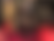 Uso couro preto, meia-calça brilhante, botas sensuais e uma cinta-liga preta enorme.