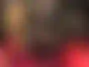 Uso couro preto, meia-calça brilhante, botas sensuais e uma cinta-liga preta enorme.