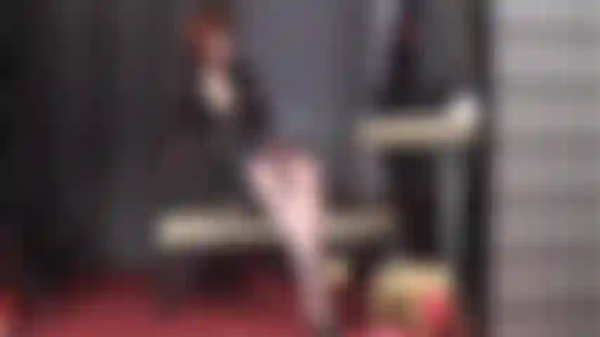 Fetiche por pernas cruzadas - deixando você louco com minhas pernas de meia-calça brilhantes cruzadas.