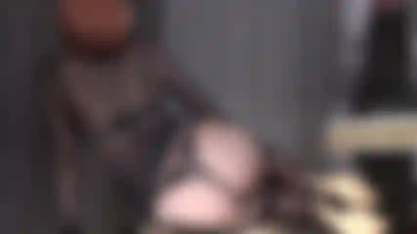 Sensualidade em nylon de corpo inteiro - saltos altos, luvas de couro e curvas eróticas das quais você simplesmente não consegue tirar os olhos.