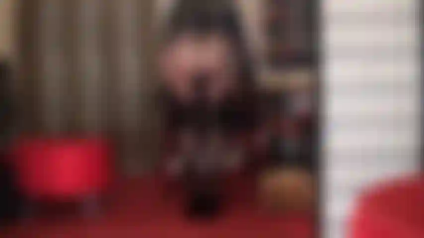 A senhora envolve suas mãos enluvadas em volta do bbc para drenar suas bolas enquanto ela provoca com suas pernas e bunda incríveis em meia-calça preta super brilhante com acabamento em óleo.