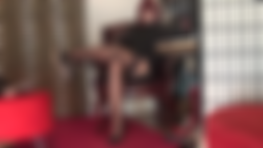 Pernas sexy de meia-calça são sua fraqueza - aproveite essa sedução de náilon sedoso em meias de renda preta com costura sobre meia-calça nude brilhante.