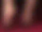 Fetiche por pés - a amante provoca com seus maravilhosos arcos altos e nus em mules de couro preto.