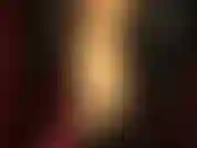 Uso camadas de meia-calça superbrilhantes e saltos de tiras.