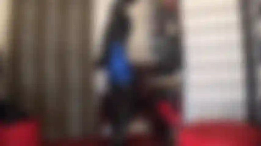 Adoração fetichista intensa - a amante vivian está vestida com spandex extra apertado e vinil brilhante com botas longas de cadarço, espartilho, luvas de pvc e capuz de lycra.