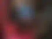 Vestido de látex azul e botas brilhantes até a coxa.