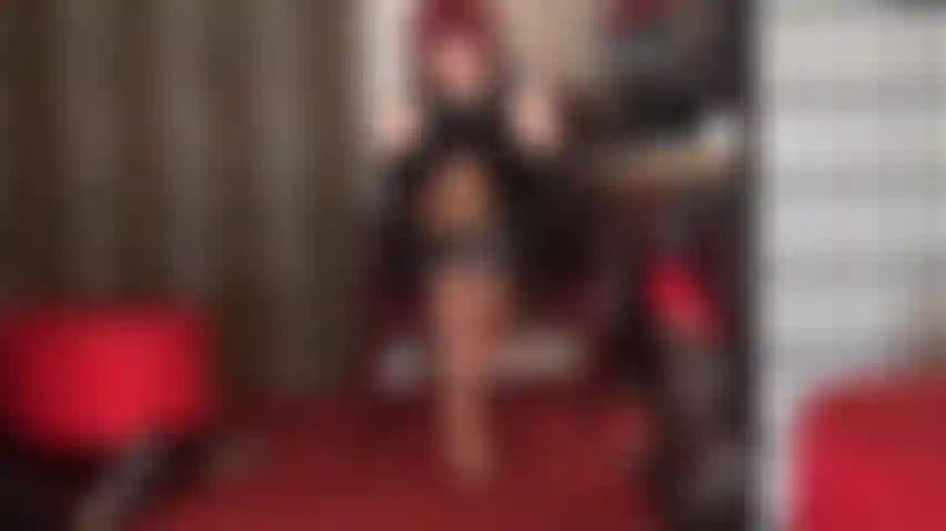 Uma armadilha para pica com lindas meias de renda wolford cinza por cima de uma meia-calça brilhante. Com pernas de náilon, meias de seda, pernas cruzadas e seu pau latejante de escravo preso entre elas...