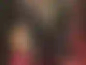 Uso um macacão justo de lycra e spandex, botas de couro, luvas e um casaco longo de couro.