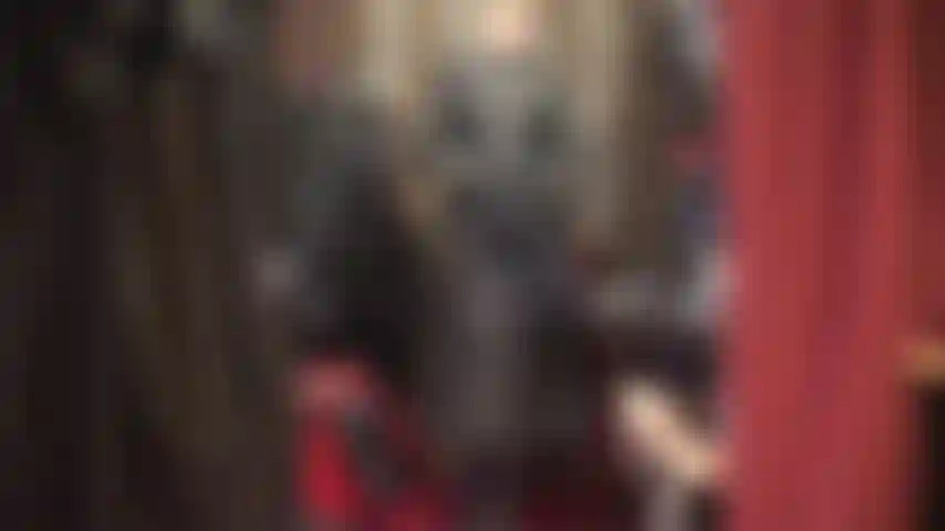 Uma senhora de adoração, com um lindo casaco longo de couro, botas altas e luvas.