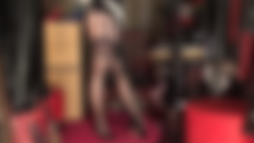 Usando meias - a amante se masturba e enfia seu enorme pau preto, usando uma roupa muito sexy com meias de costura em camadas sobre meia-calça brilhante, cinta-liga de 12 tiras e sapatos de verniz sensuais.