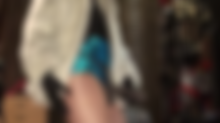 Com pelo branco e cinta-liga preta - entregue-se ao seu fetiche por pelos macios e quentes enquanto acaricio minha menor cinta-liga preta. Com vinte centímetros para você fazer garganta profunda enquanto adora a dona de pele e meias brilhantes.