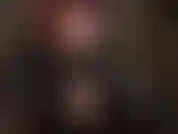 Que adora luvas de couro na altura dos ombros.