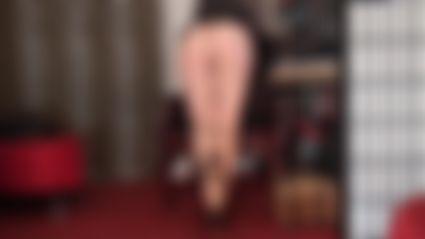 Uma meia-calça super sexy com pernas nude costuradas - um maravilhoso par de meias de náilon em um tom quase imperceptível de nude com a costura preta mais sexy que leva até as longas pernas da amante.