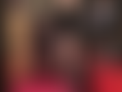 Com meias de renda sensuais e costuradas até a coxa, mules peep toe e um grande dildo preto com cinta-liga. O que há para não amar? Venha adorar até o seu limite.