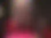 A senhora exibe suas fantásticas pernas longas em meia-calça preta e saltos brilhantes. Pernas que vão até sua incrível bunda redonda em um body justo de pvc.