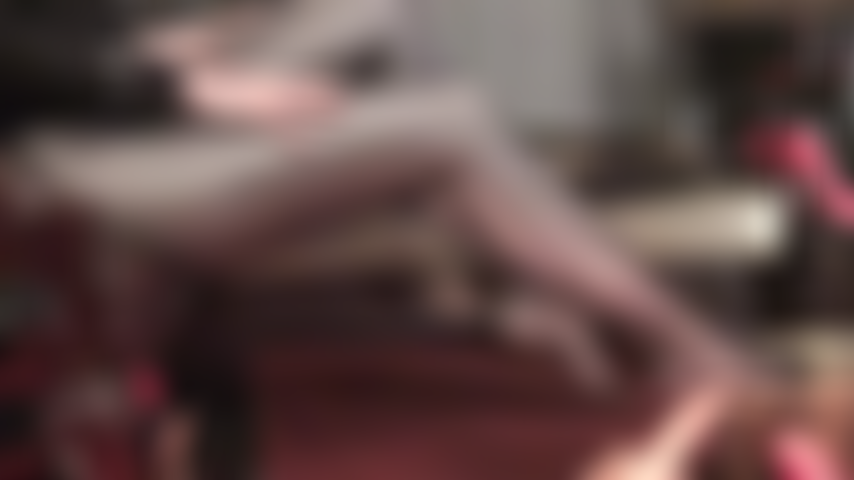 Punheta com os pés, destruição de bolas, adoração de pernas - meias-calças de lycra leohex brilhantes provocam seu pau e suas bolas. ( Curiosidade: esta é uma meia-calça preta transparente sobreposta a um spandex branco brilhante. Que visual sexy!).