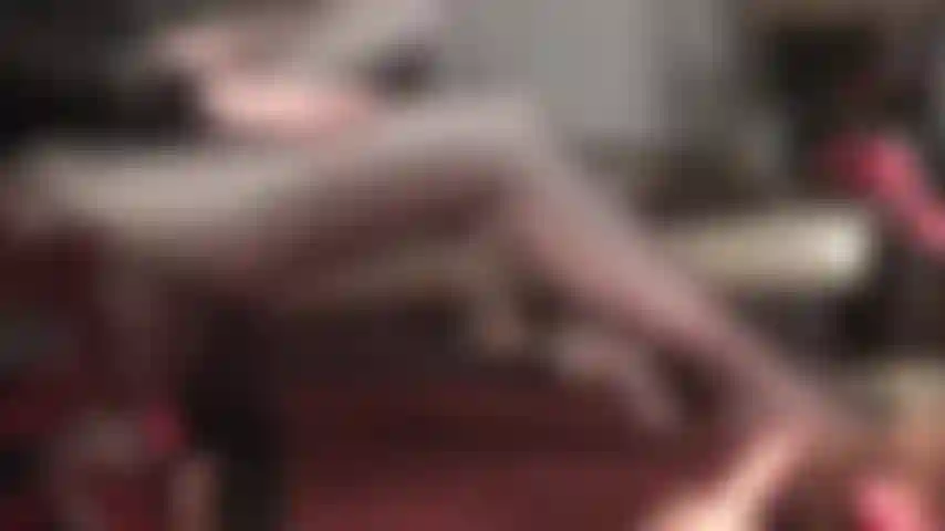 Punheta com os pés, destruição de bolas, adoração de pernas - meias-calças de lycra leohex brilhantes provocam seu pau e suas bolas. ( Curiosidade: esta é uma meia-calça preta transparente sobreposta a um spandex branco brilhante. Que visual sexy!).