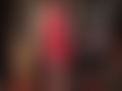 Com vestidos e bodies muito sensuais, bem curtos e justos, com a quantidade certa de shorts por cima, sentada no rosto e adoração ao corpo.