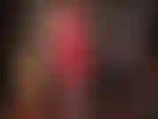 Com vestidos e bodies muito sensuais, bem curtos e justos, com a quantidade certa de shorts por cima, sentada no rosto e adoração ao corpo.