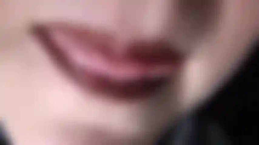 Cabelos pretos, luvas de couro e brincadeiras com cuspe - você deseja provar esses lábios e sentir minha língua, você deseja beber a saliva quente da minha boca e sentir minhas luvas de couro provocando você.