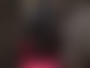 A senhora acaricia seu pau dolorido de escravo em borracha preta e lisa, meias e ligas sensuais, combinadas com botas longas e brilhantes.