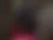 A senhora acaricia seu pau dolorido de escravo em borracha preta e lisa, meias e ligas sensuais, combinadas com botas longas e brilhantes.