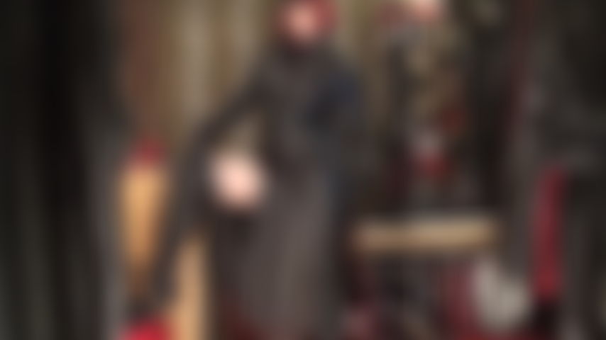 A deusa do couro sabe o que faz seu coração bater mais forte - uma amante completamente vestida de couro preto, com chapéu, botas altas, casaco longo e luvas maravilhosas que você pode sentir e saborear.