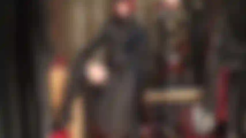 A deusa do couro sabe o que faz seu coração bater mais forte - uma amante completamente vestida de couro preto, com chapéu, botas altas, casaco longo e luvas maravilhosas que você pode sentir e saborear.