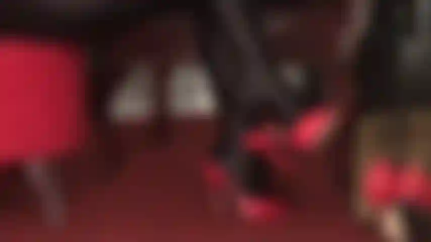 Controlada por mules de couro de salto alto - como submissa aos pés e engraxate da patroa, seu lugar é aos pés perfeitos dela.