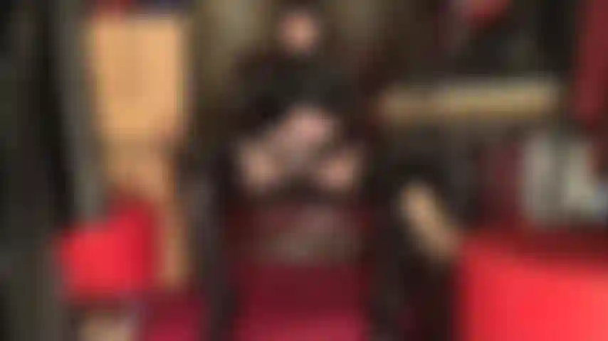 Lubrifique seu pau e se masturbe junto com sua deusa fetiche vestida toda de pvc preto brilhante. Você consegue aguentar essa sessão de masturbação guiada?