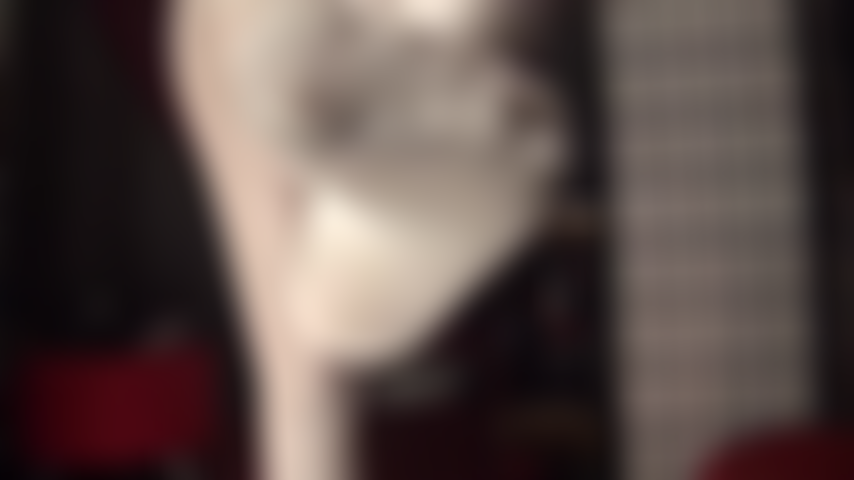 Dominação com strapon bbc coberta de náilon em meia-calça branca brilhante - a amante usa sua meia-calça branca brilhante, coloca um longo pau preto e o cobre com uma meia branca para encarar sua bunda de vadia.