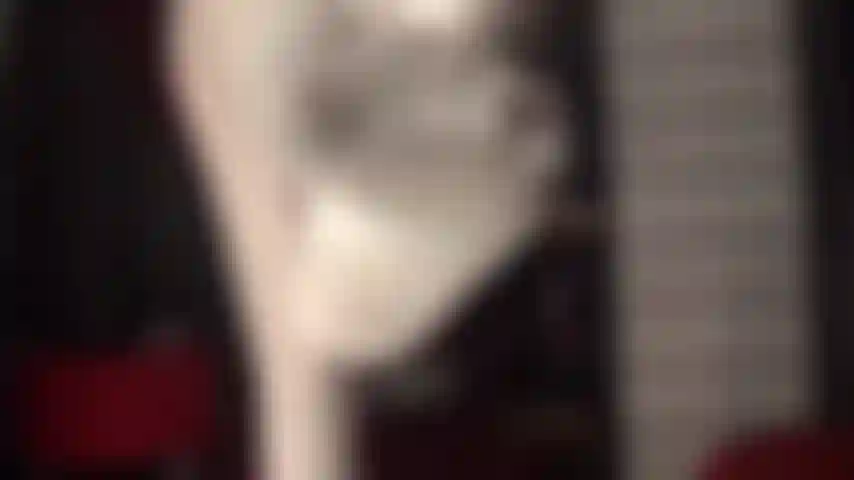 Dominação com strapon bbc coberta de náilon em meia-calça branca brilhante - a amante usa sua meia-calça branca brilhante, coloca um longo pau preto e o cobre com uma meia branca para encarar sua bunda de vadia.