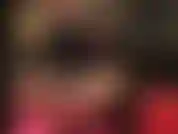 A senhora agacha-se com um body de vinil brilhante, meia-calça e salto alto, mostrando exatamente como você deve acariciar o pau do seu escravo, usar cuspe ou lubrificante, empurrar os quadris, trabalhar esse pau para mim.