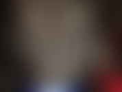 A senhora provoca com suas curvas em um body sexy, um par de shorts de cetim azul vibrante e botas pretas altas e brilhantes antes de provocar o pau.