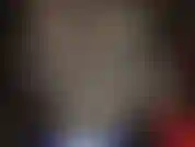 A senhora provoca com suas curvas em um body sexy, um par de shorts de cetim azul vibrante e botas pretas altas e brilhantes antes de provocar o pau.