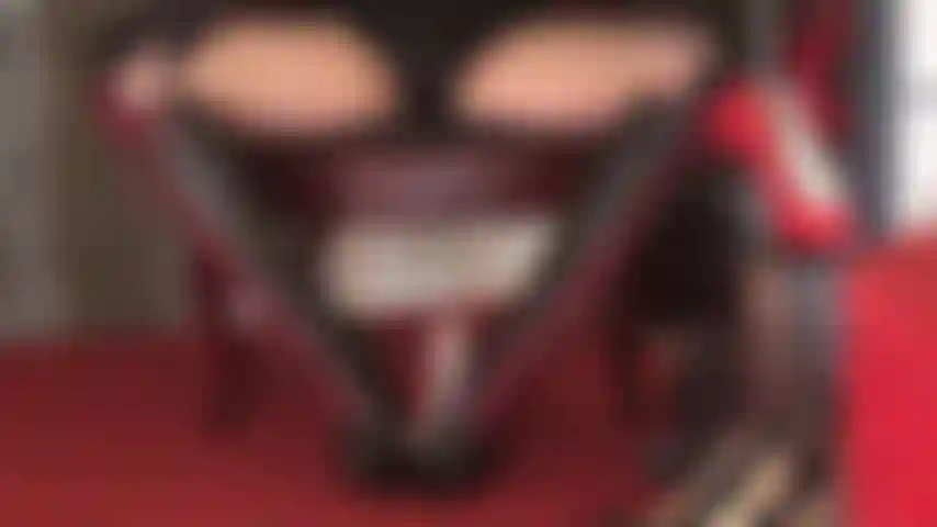 Entre essas coxas de meia-calça e botas de fetiche com cadarço - sua escrava mal consegue lidar com a provocação e a tortura recebidas das botas de couro e do chicote da senhora enquanto você se ajoelha em adoração entre suas coxas sedosas cobertas de náilon.